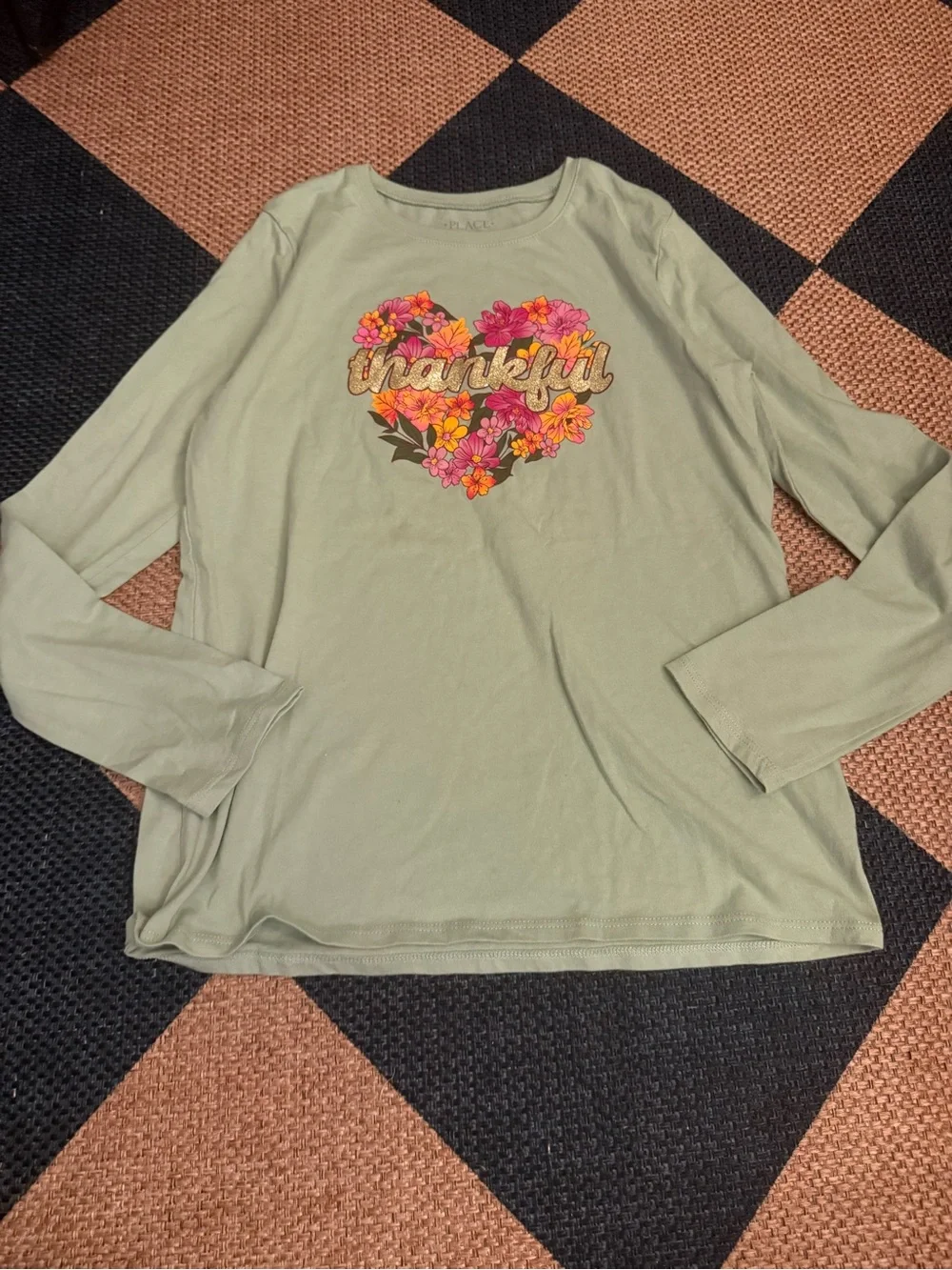 Bundle of 5 long sleeve shirts with graphic
